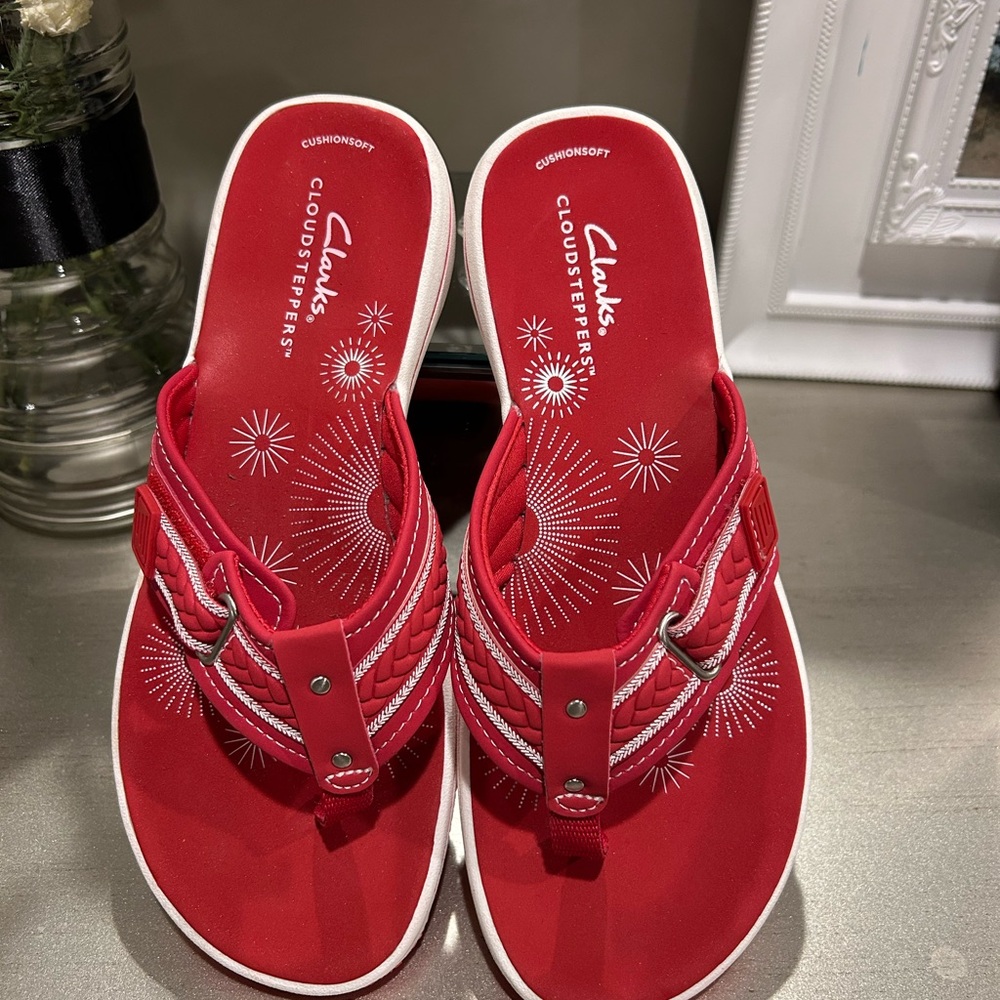 Clarks Red Women's Cloudsteppers Flip Sandals NWOT - Picture 2 of 8